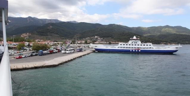 Πανικός στη Θάσο: Φορτηγό βούτηξε στη θάλασσα στο λιμάνι (εικόνες, βίντεο)